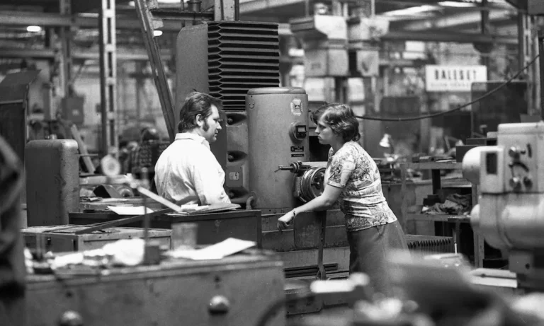 industrial factory scene 1977 DHqrZzJoM1